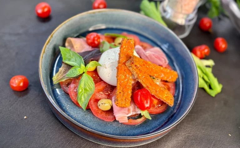 TOMATE MOZZARELLA MIT PARMASCHINKEN UND BASILIKUM